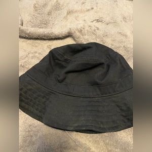 Aritzia TNA Bucket Hat